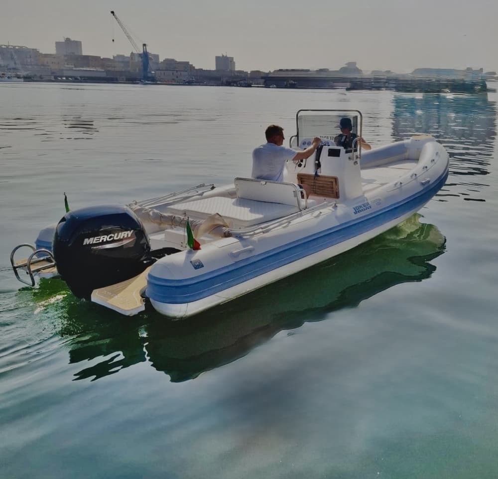 La tua giornata a Torre Annunziata: noleggia una barca a motore per 9 ore alla scoperta del mondo sottomarino.