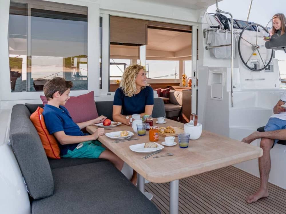 Navega hacia el alma de Andalucía: Cádiz y Rota por mar