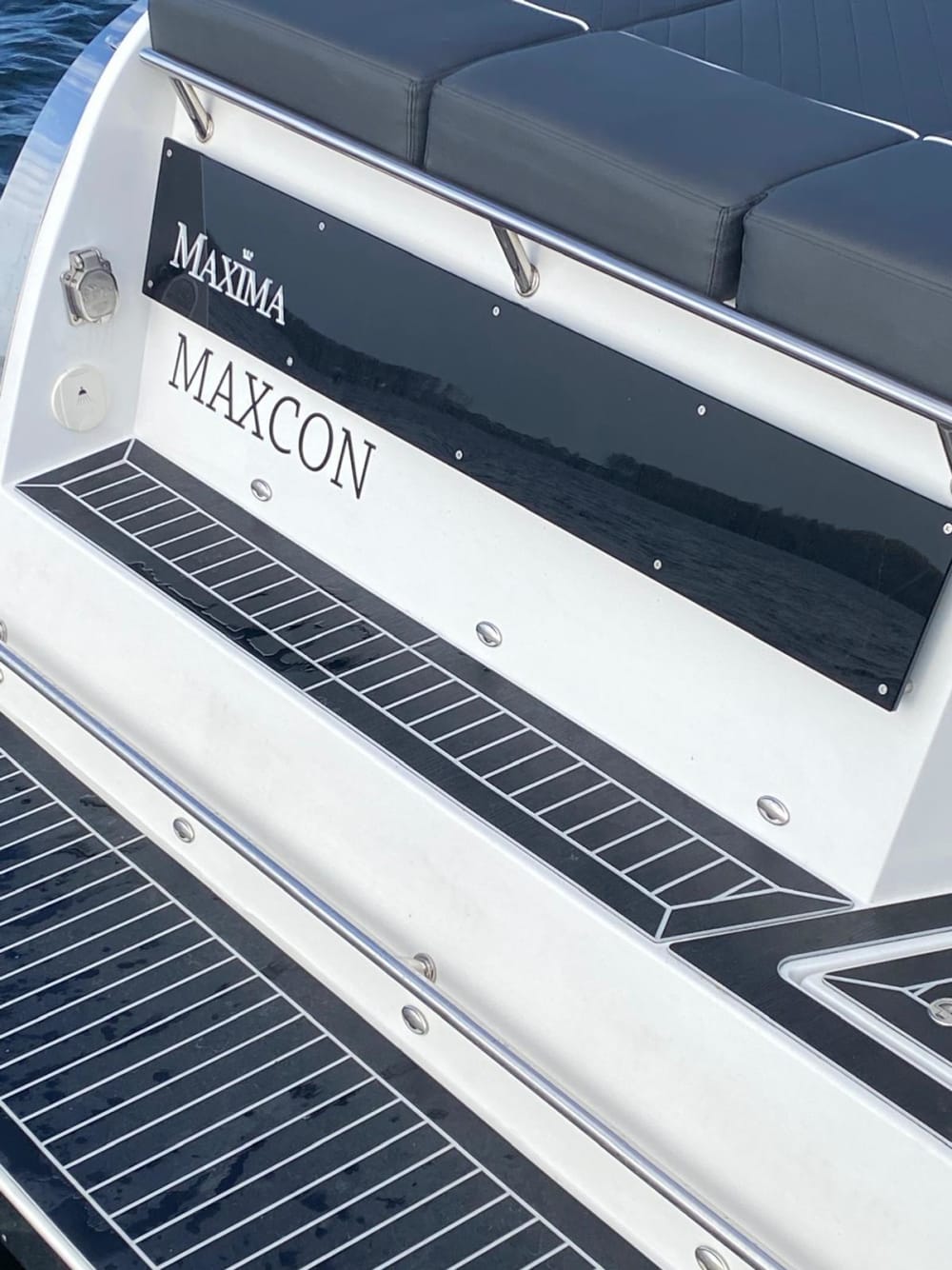 Koppla av i Kortgene: 9 timmar sol på en motorbåt