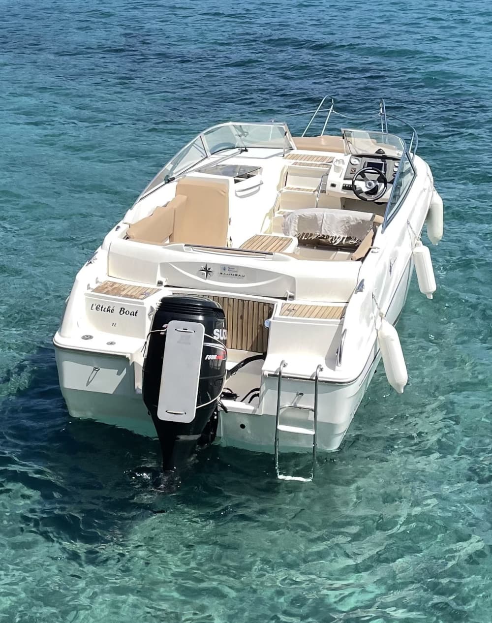 Commencez vos vacances par 4 heures de plaisir sur un bateau à moteur