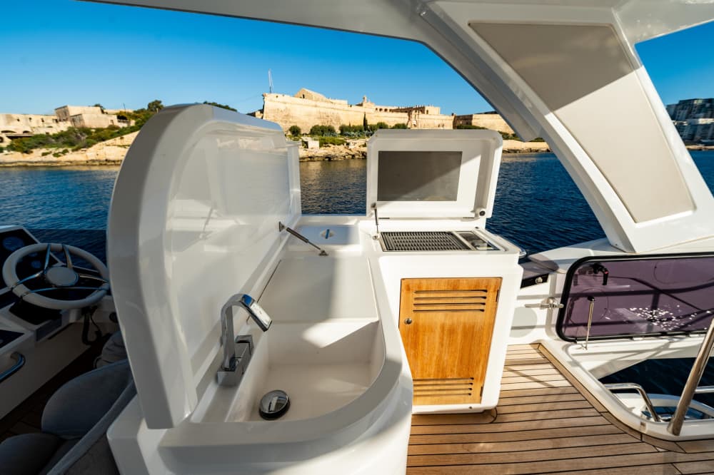 Аренда яхты на целый день – изысканный круиз на борту Sunseeker Manhattan 66