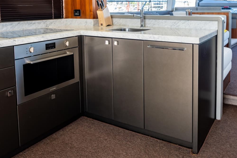 Аренда яхты на целый день – изысканный круиз на борту Sunseeker Manhattan 66