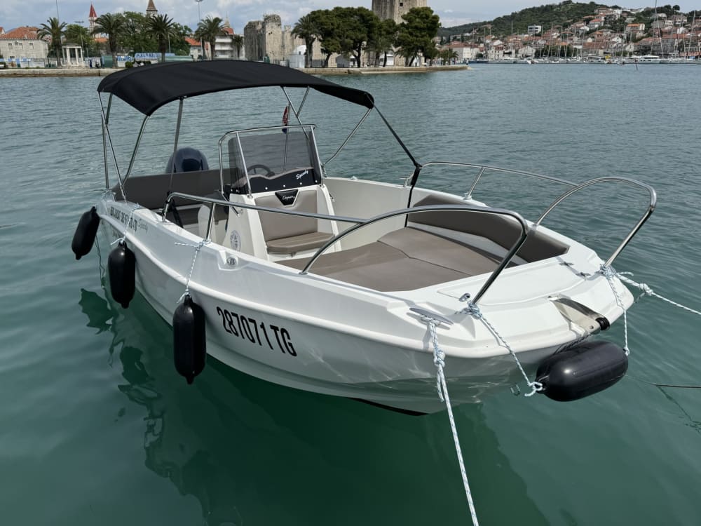 Entdecken Sie Trogir: Ein sonniger Tag auf einem Motorboot