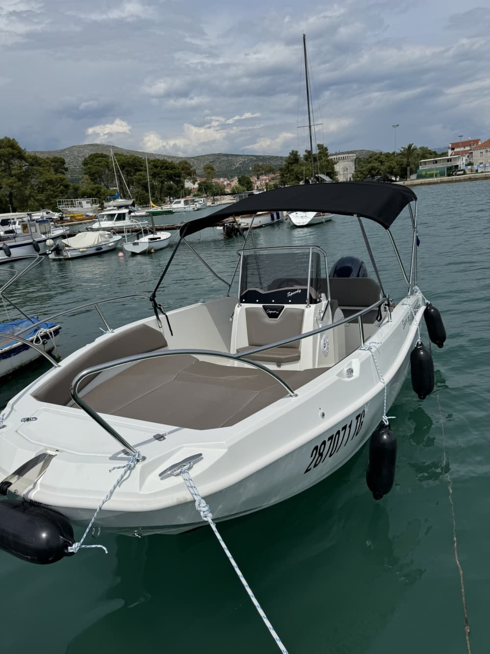 Entdecken Sie Trogir: Ein sonniger Tag auf einem Motorboot