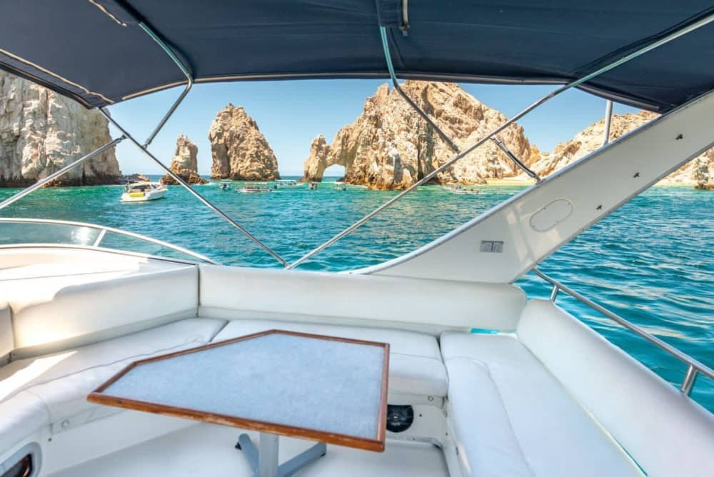 La tua giornata a Cabo San Lucas: noleggia una barca a motore per una giornata intera alla scoperta dell'isola.