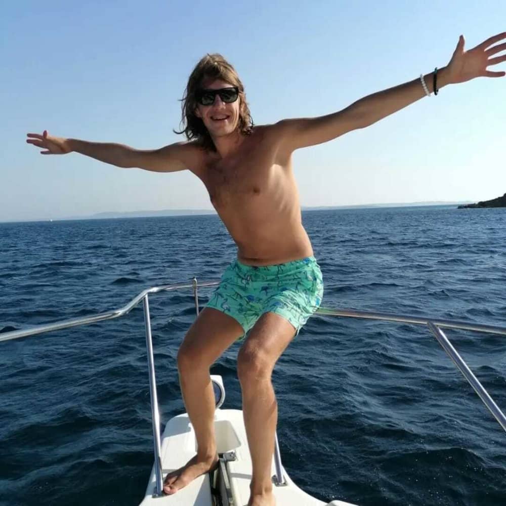 Make every moment count: A full day of sun around Çeşme on a motorboat