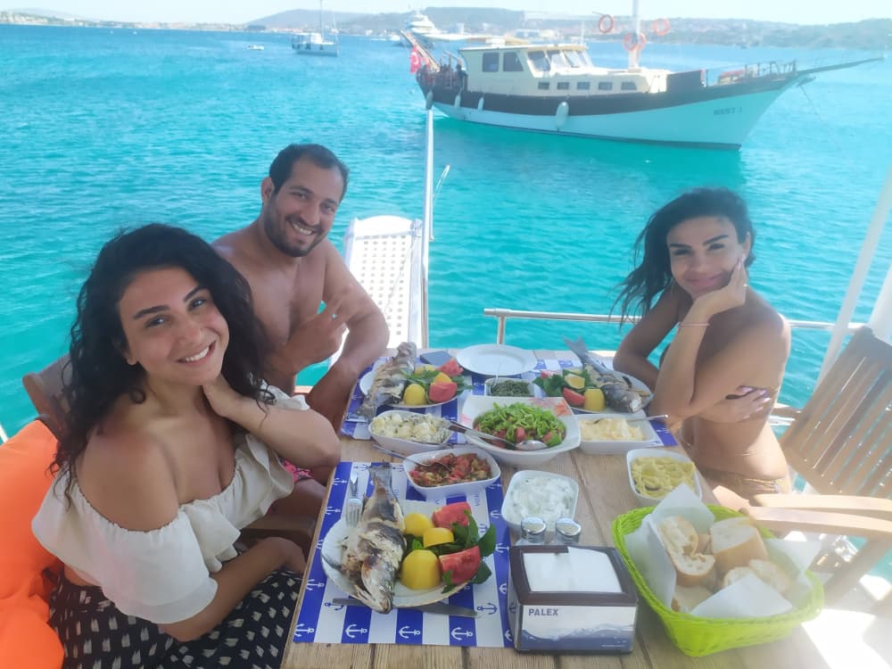 Make every moment count: A full day of sun around Çeşme on a motorboat
