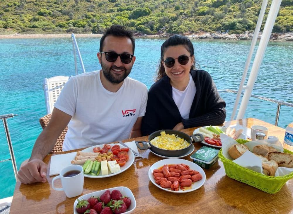 Make every moment count: A full day of sun around Çeşme on a motorboat