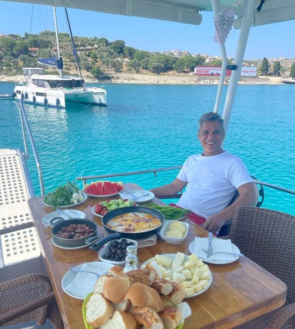 Make every moment count: A full day of sun around Çeşme on a motorboat