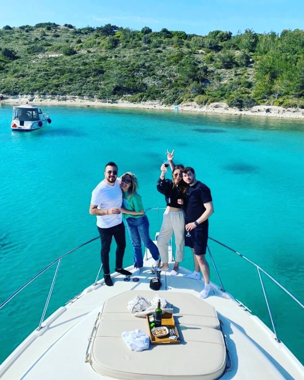Make every moment count: A full day of sun around Çeşme on a motorboat