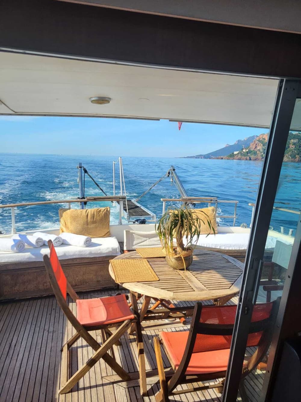 Découvrez le golfe Juan lors d'une excursion d'une journée en bateau à moteur.
