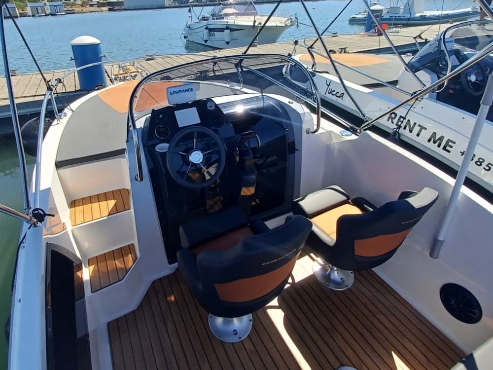 Kristallklares Erlebnis: Entdecken Sie Pula mit dem Motorboot