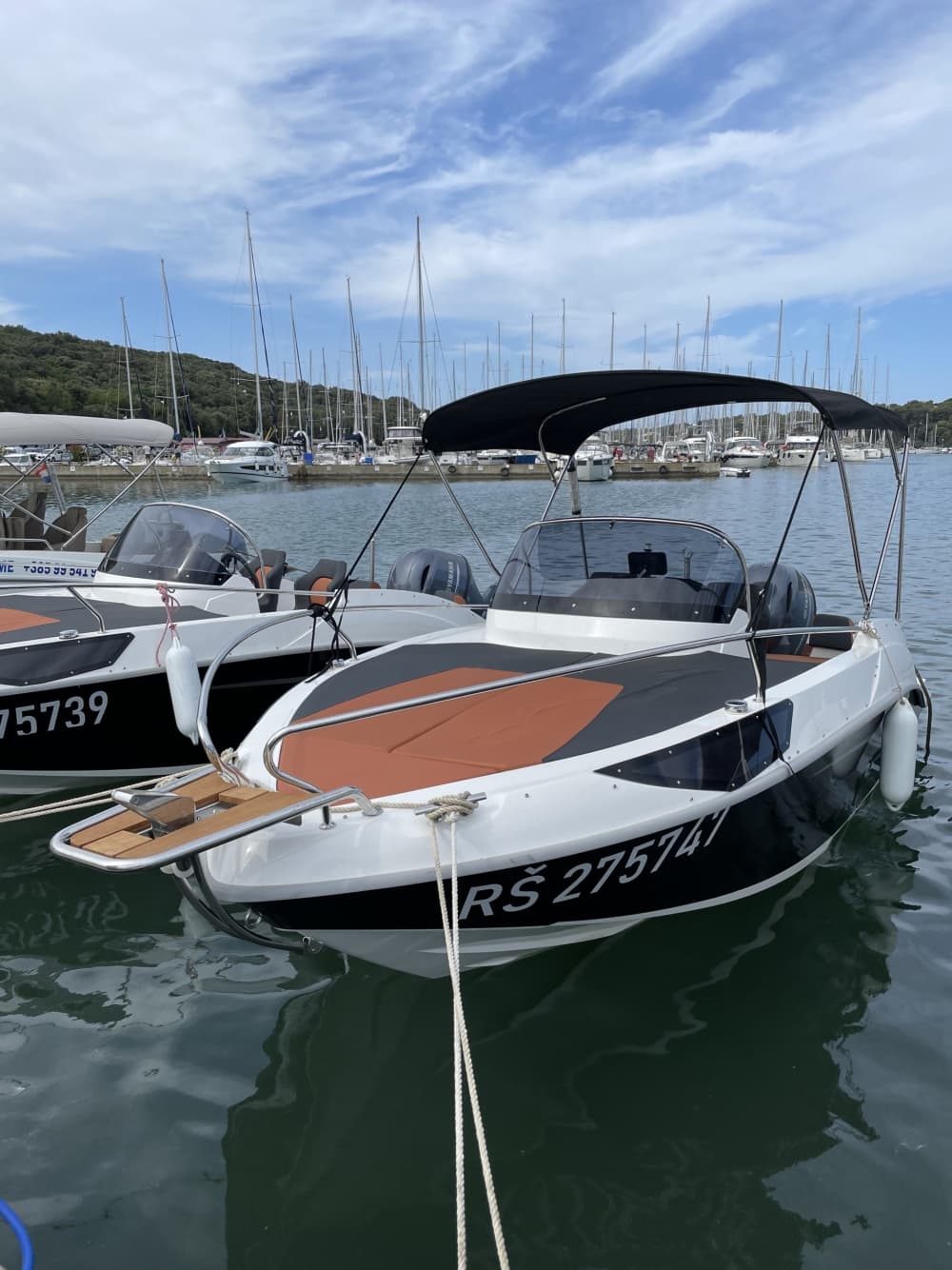 Kristallklares Erlebnis: Entdecken Sie Pula mit dem Motorboot