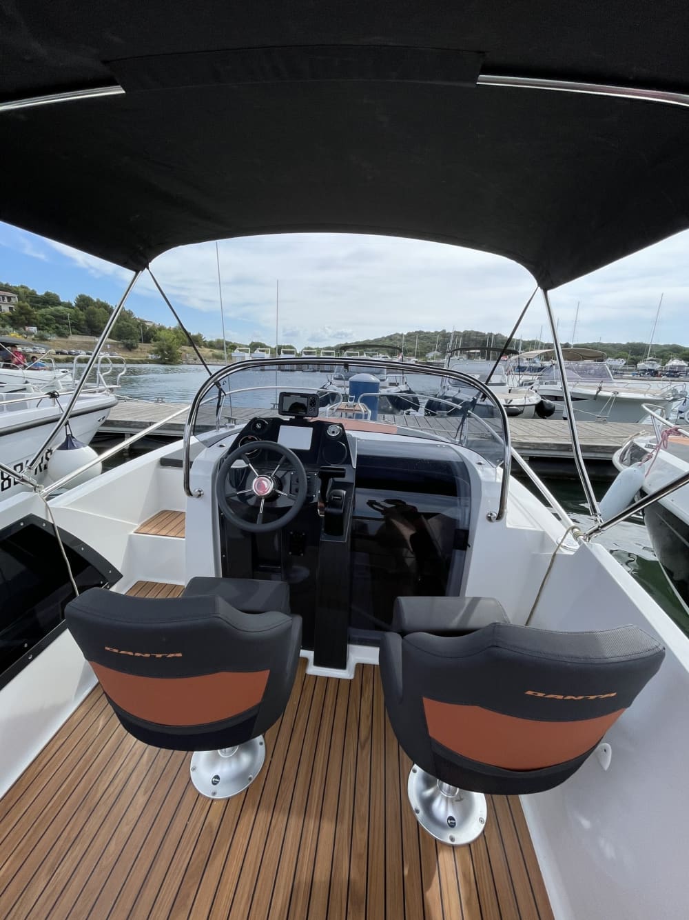 Kristallklares Erlebnis: Entdecken Sie Pula mit dem Motorboot