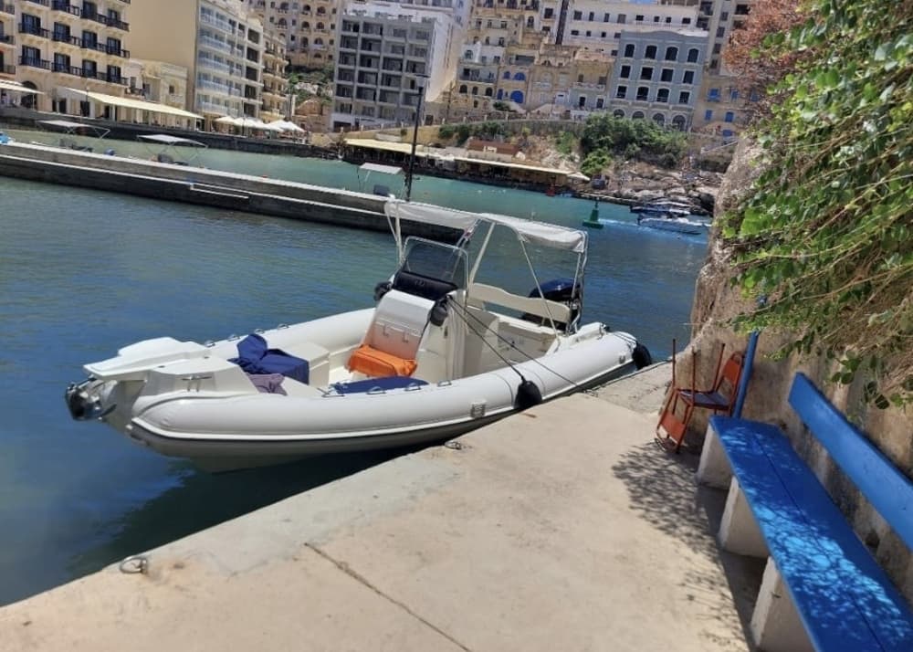 Privé boottocht rond Malta op een motorboot