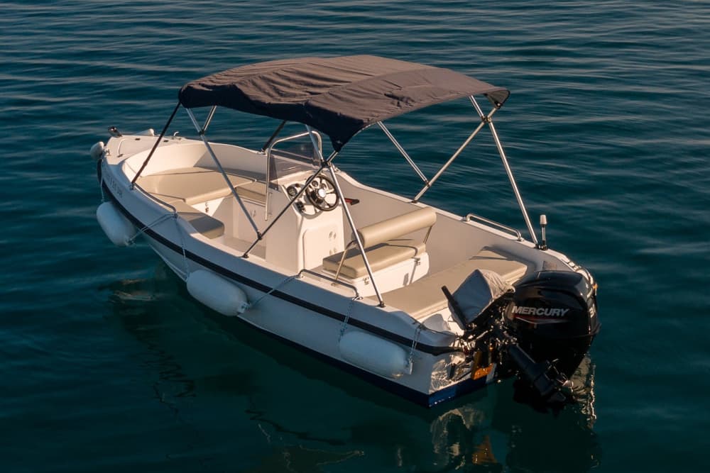 Odkryj Pilos podczas całodniowej wycieczki łodzią motorową