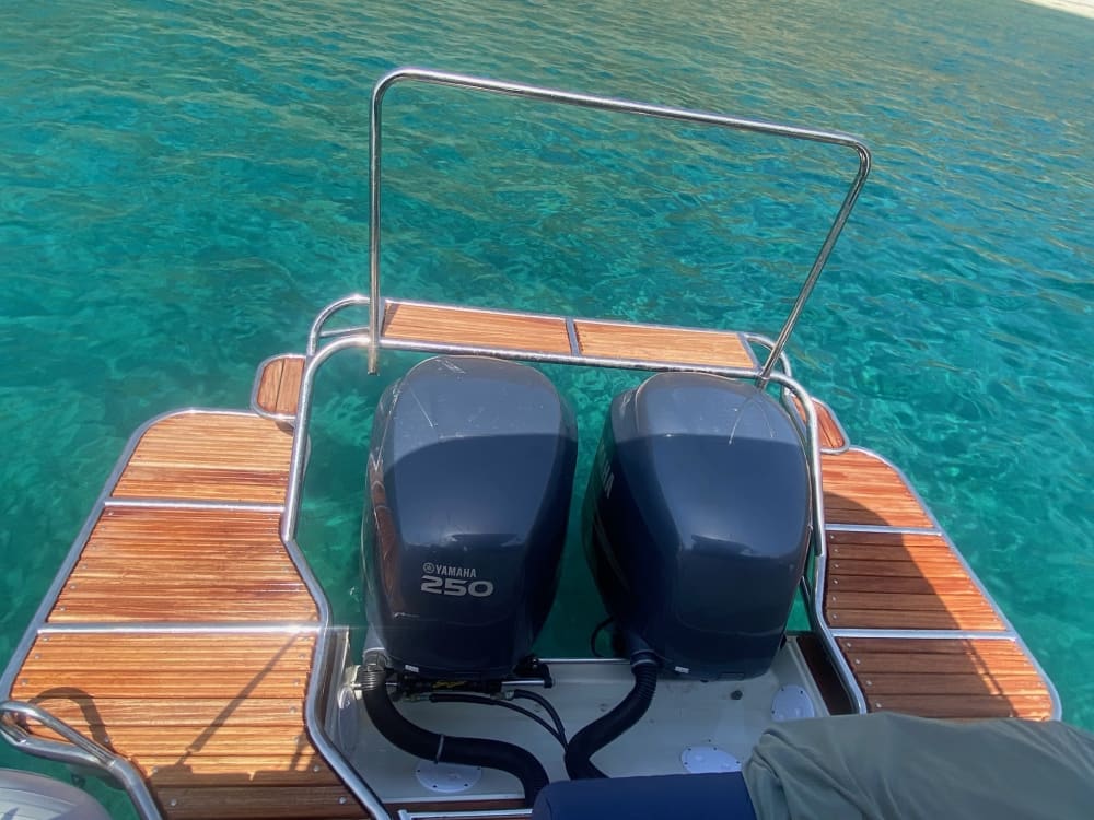 Votre bateau à moteur privé pour une journée autour de Laurium