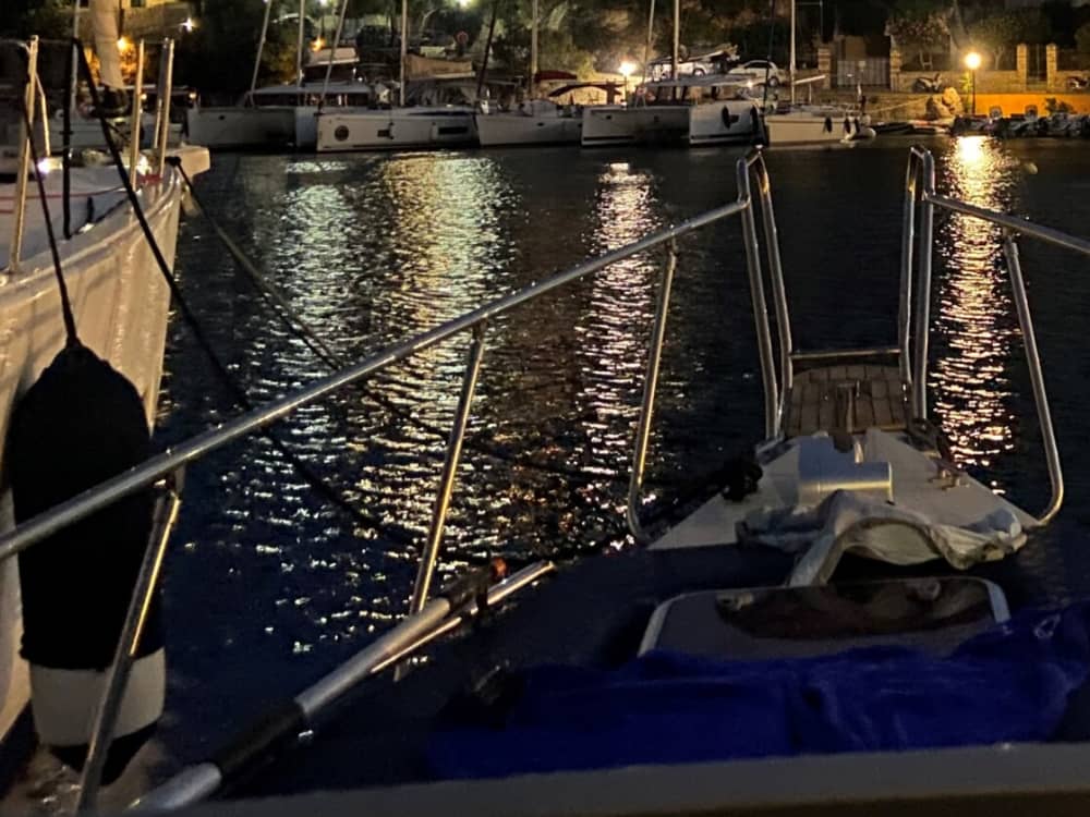 Votre bateau à moteur privé pour une journée autour de Laurium