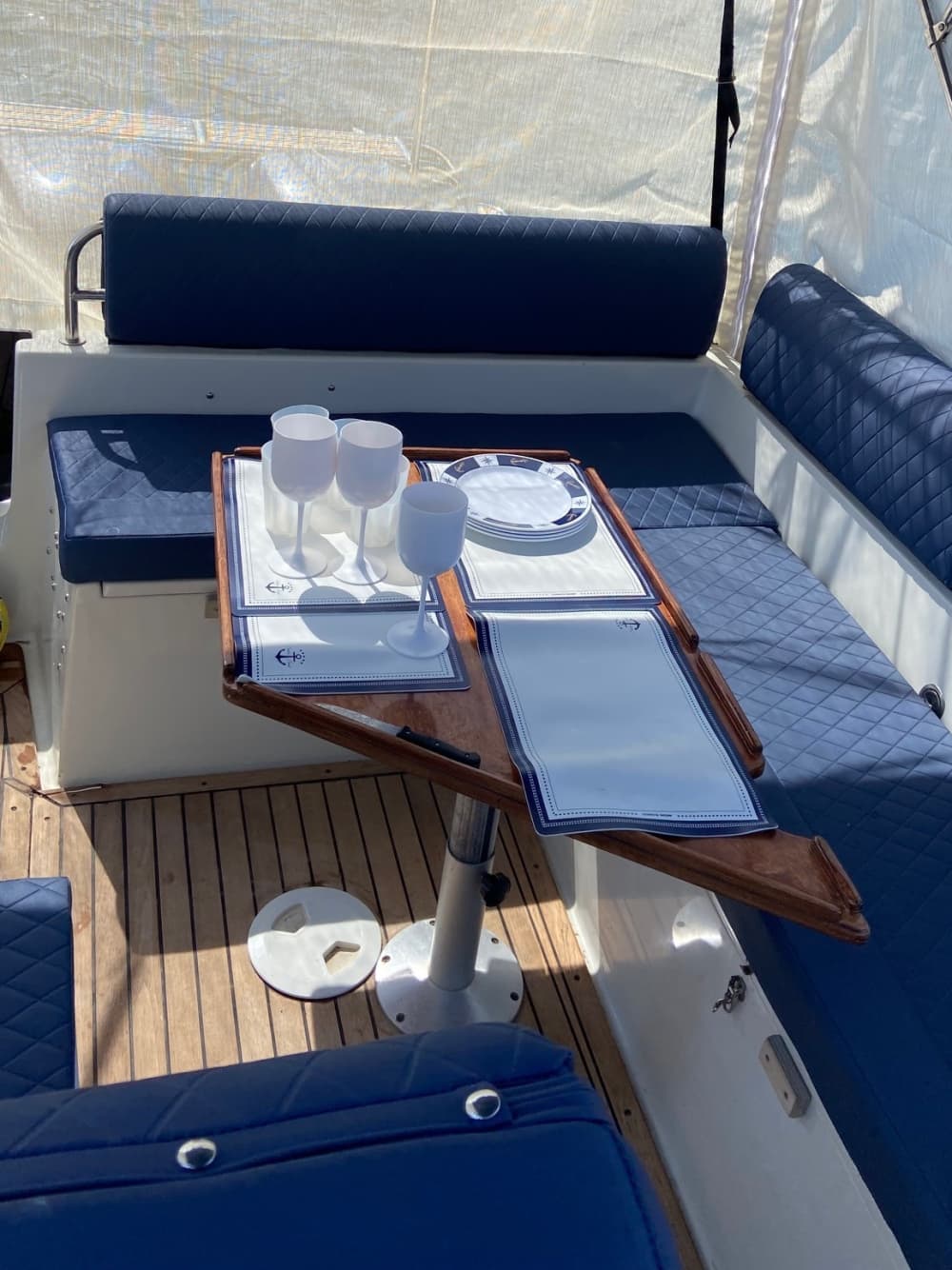 Votre bateau à moteur privé pour une journée autour de Laurium