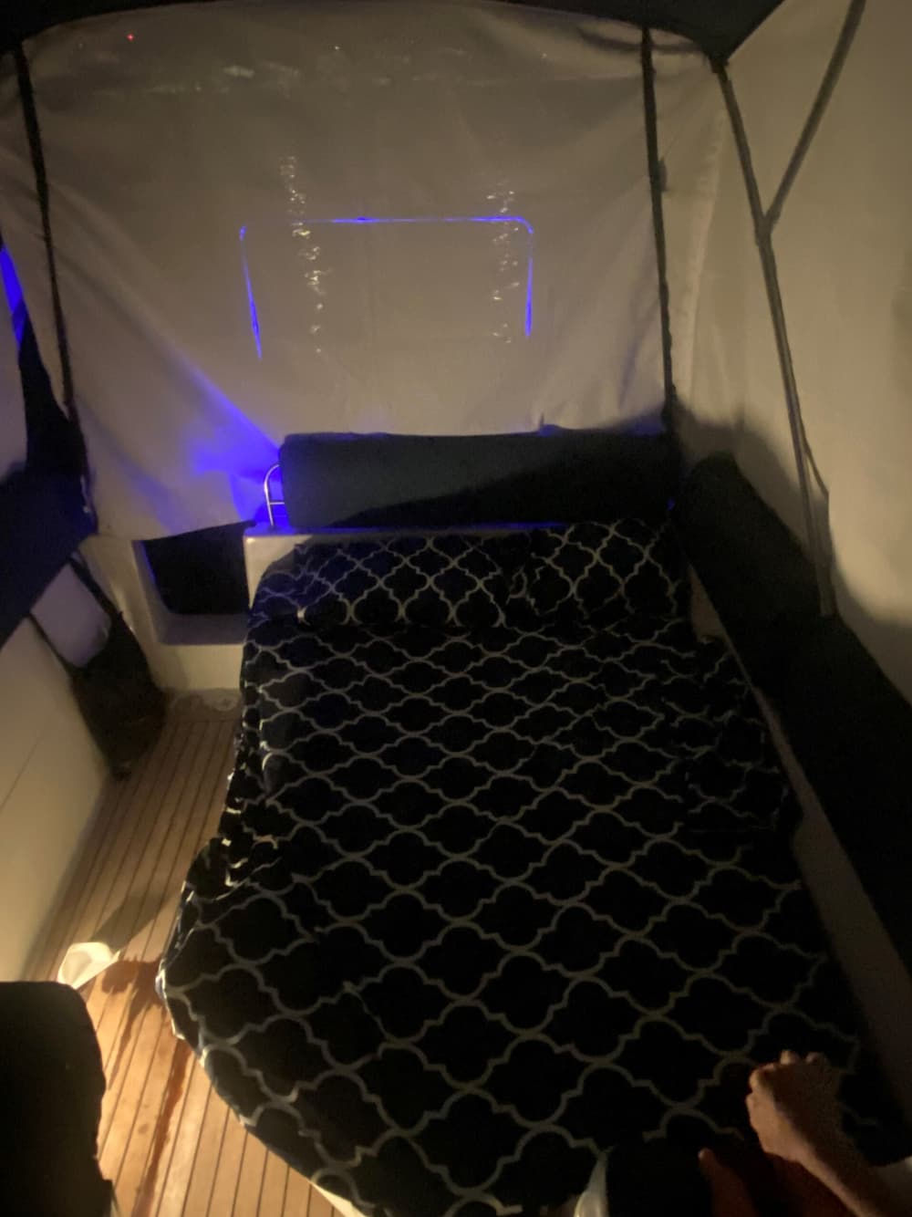 Votre bateau à moteur privé pour une journée autour de Laurium