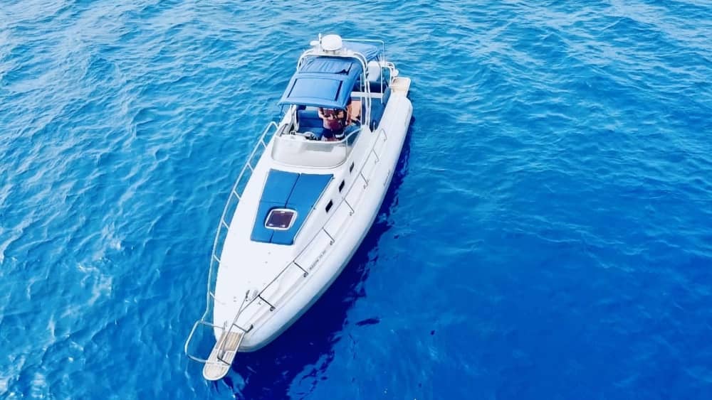 Votre bateau à moteur privé pour une journée autour de Laurium