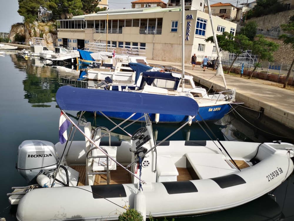 Votre journée à Šibenik : louez un bateau à moteur pour une journée complète de découverte.