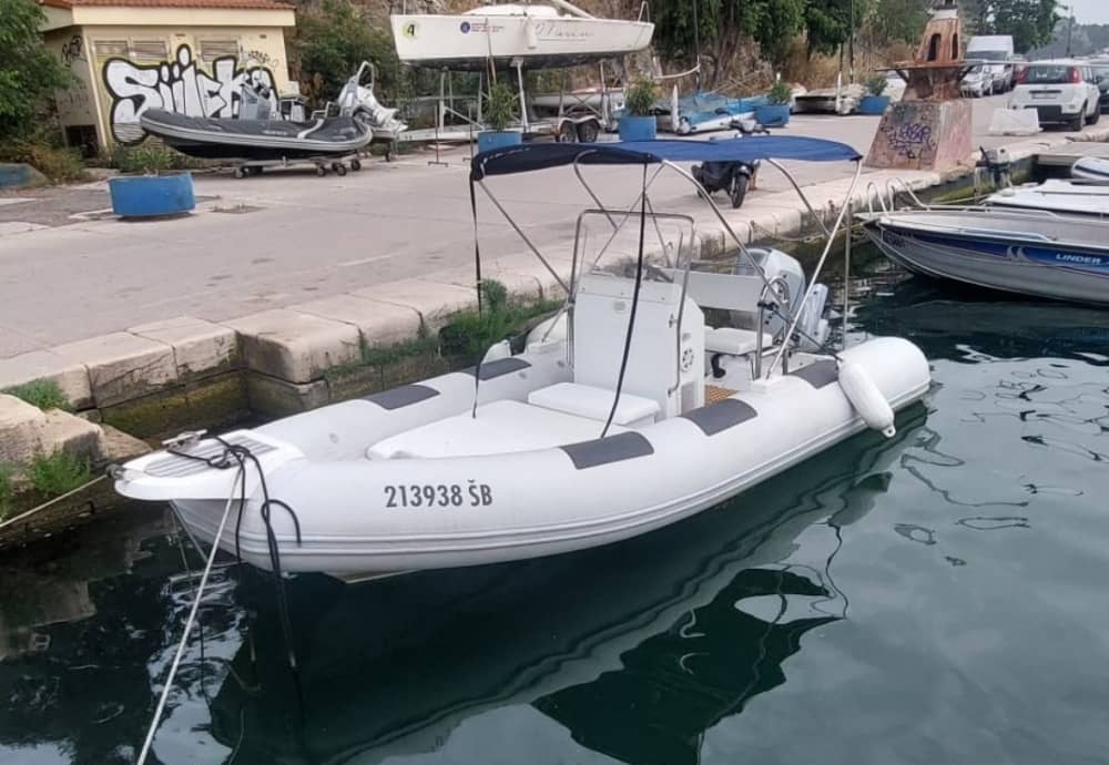 Jouw dag in Šibenik: Huur een motorboot voor een dag vol ontdekkingen.