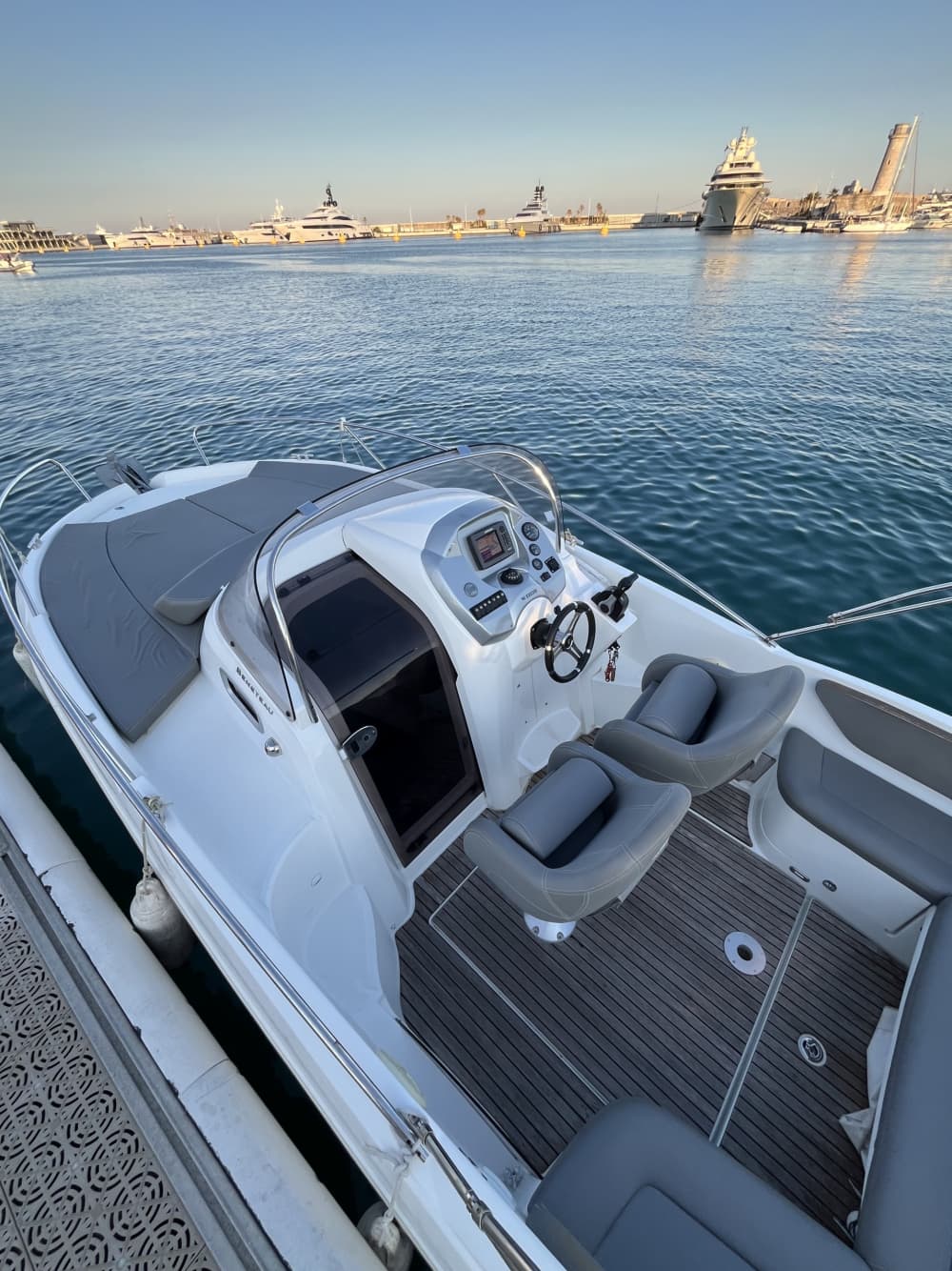 Erleben Sie Antibes wie nie zuvor auf einem Motorboot