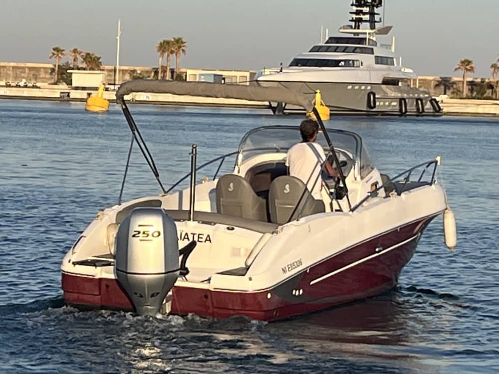 Découvrez Antibes comme jamais auparavant à bord d'un bateau à moteur