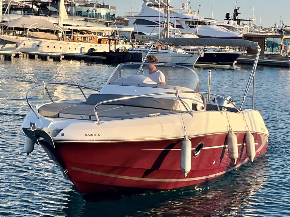 Experimentează Antibes ca niciodată până acum pe o barcă cu motor