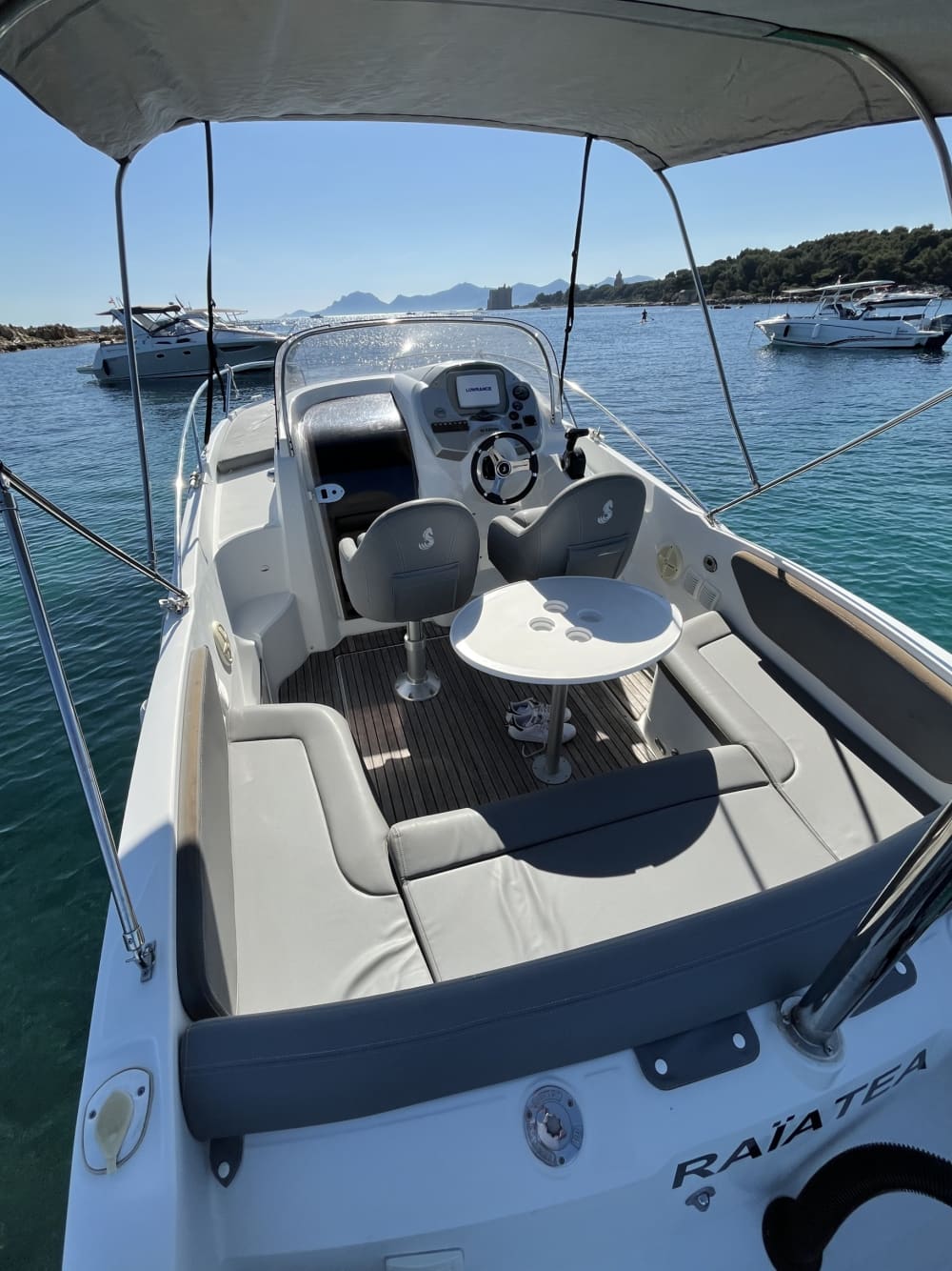 Vive Antibes como nunca antes a bordo de una lancha motora.
