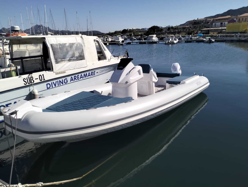Scopri Cugnana Verde con un'escursione di un'intera giornata in motoscafo.