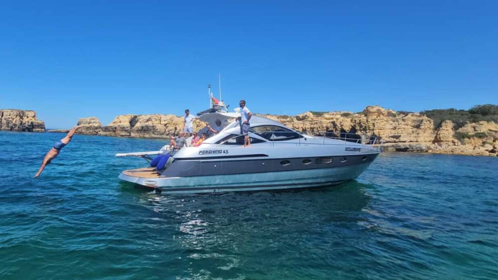 Passeio de barco de meio dia em Albufeira em lancha.