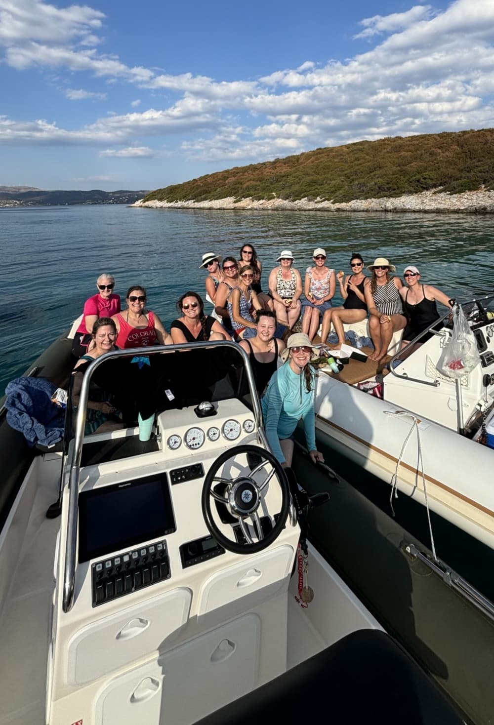 Disfruta de 7 horas en lancha motora para explorar Maratón.