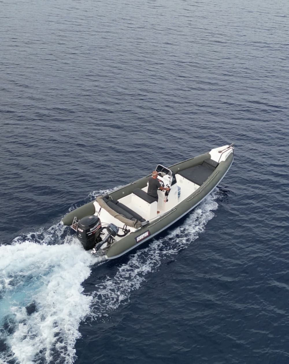 Blanco, azul y divino: Un día completo en una lancha motora.