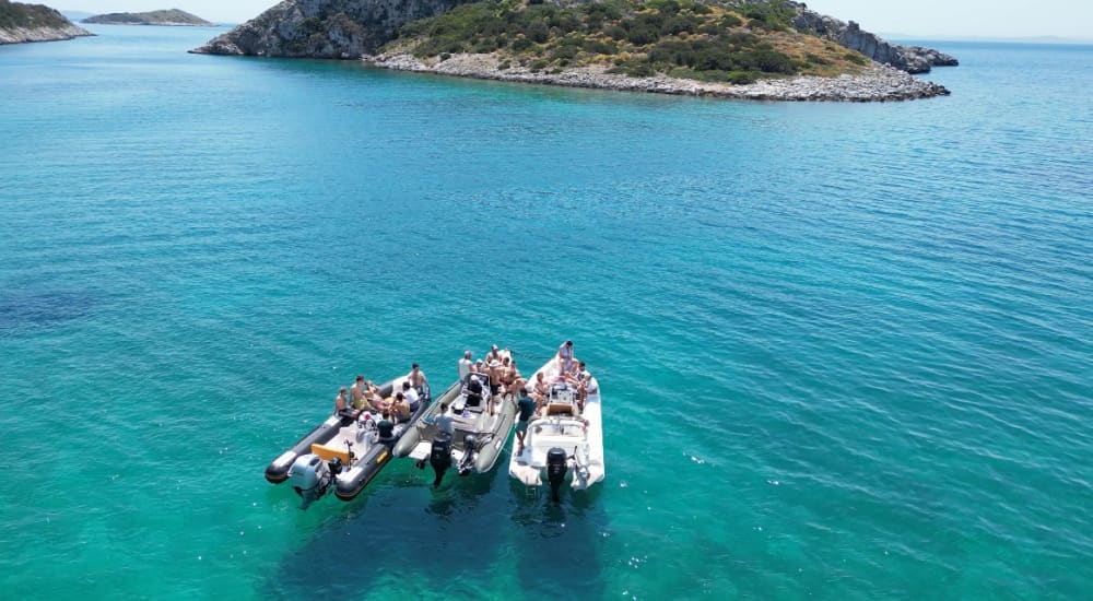 Blanco, azul y divino: Un día completo en una lancha motora.