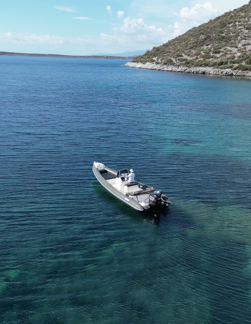 Blanco, azul y divino: Un día completo en una lancha motora.
