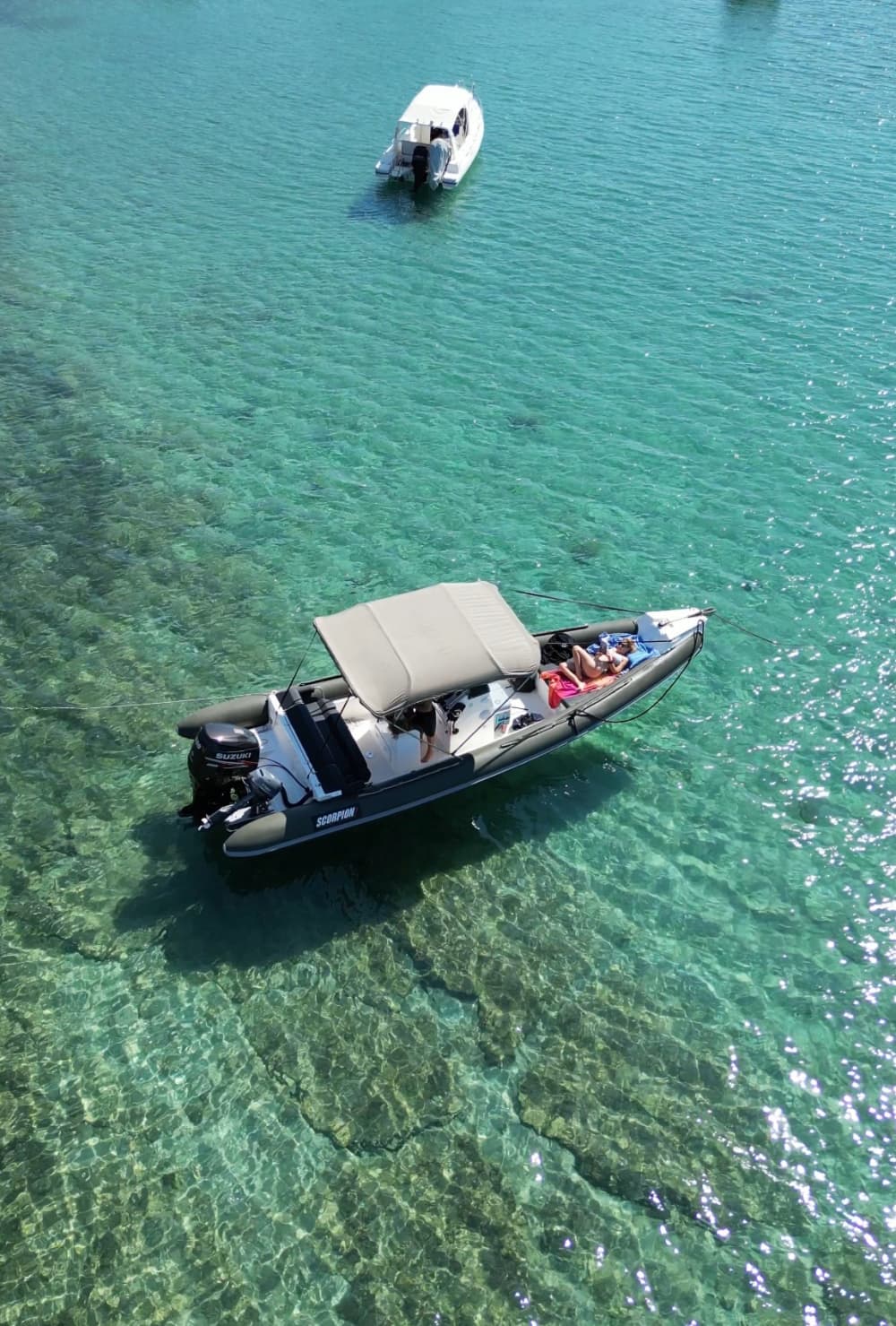 Blanco, azul y divino: Un día completo en una lancha motora.