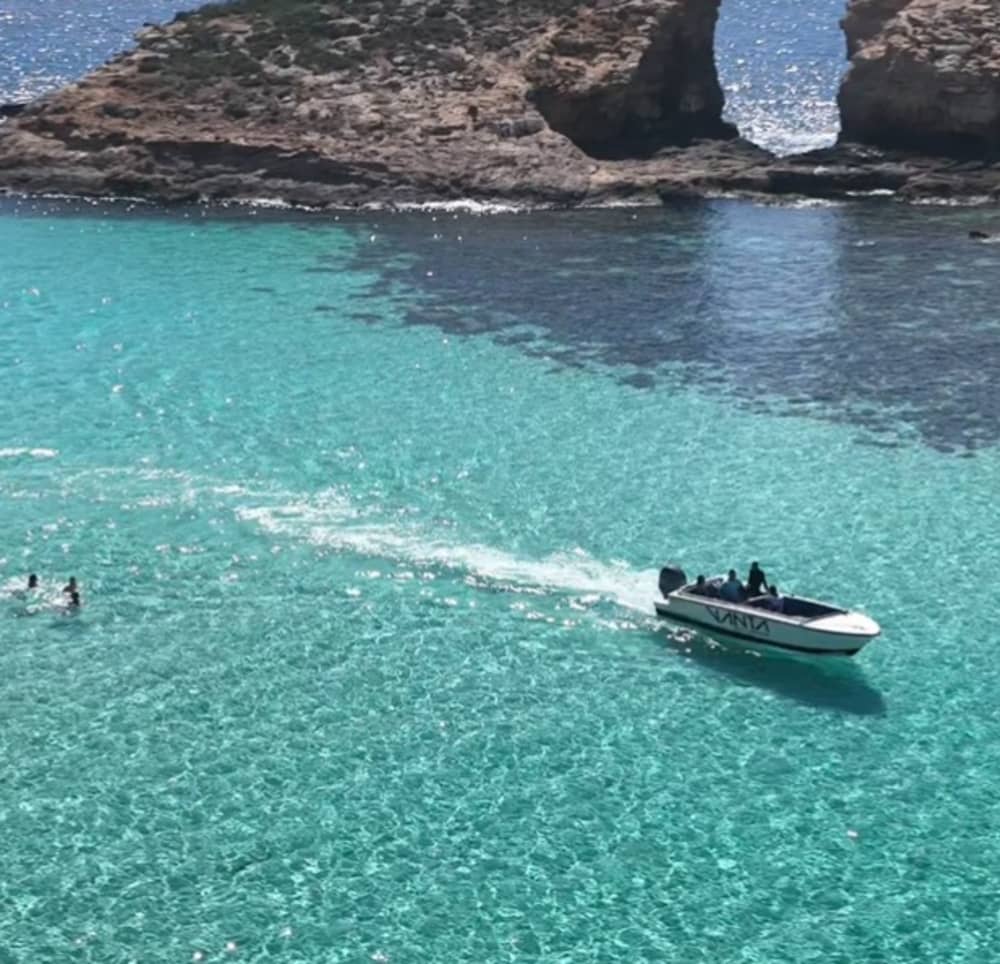 Scopri la baia di Saint Paul a bordo di un motoscafo per 9 ore.