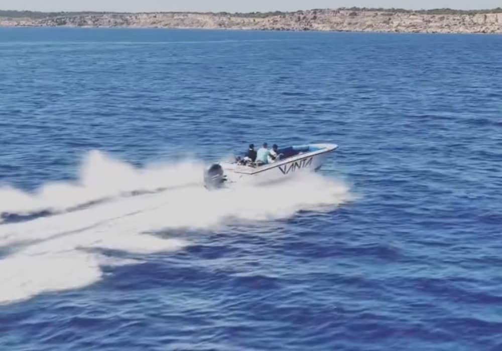 Scopri la baia di Saint Paul a bordo di un motoscafo per 9 ore.