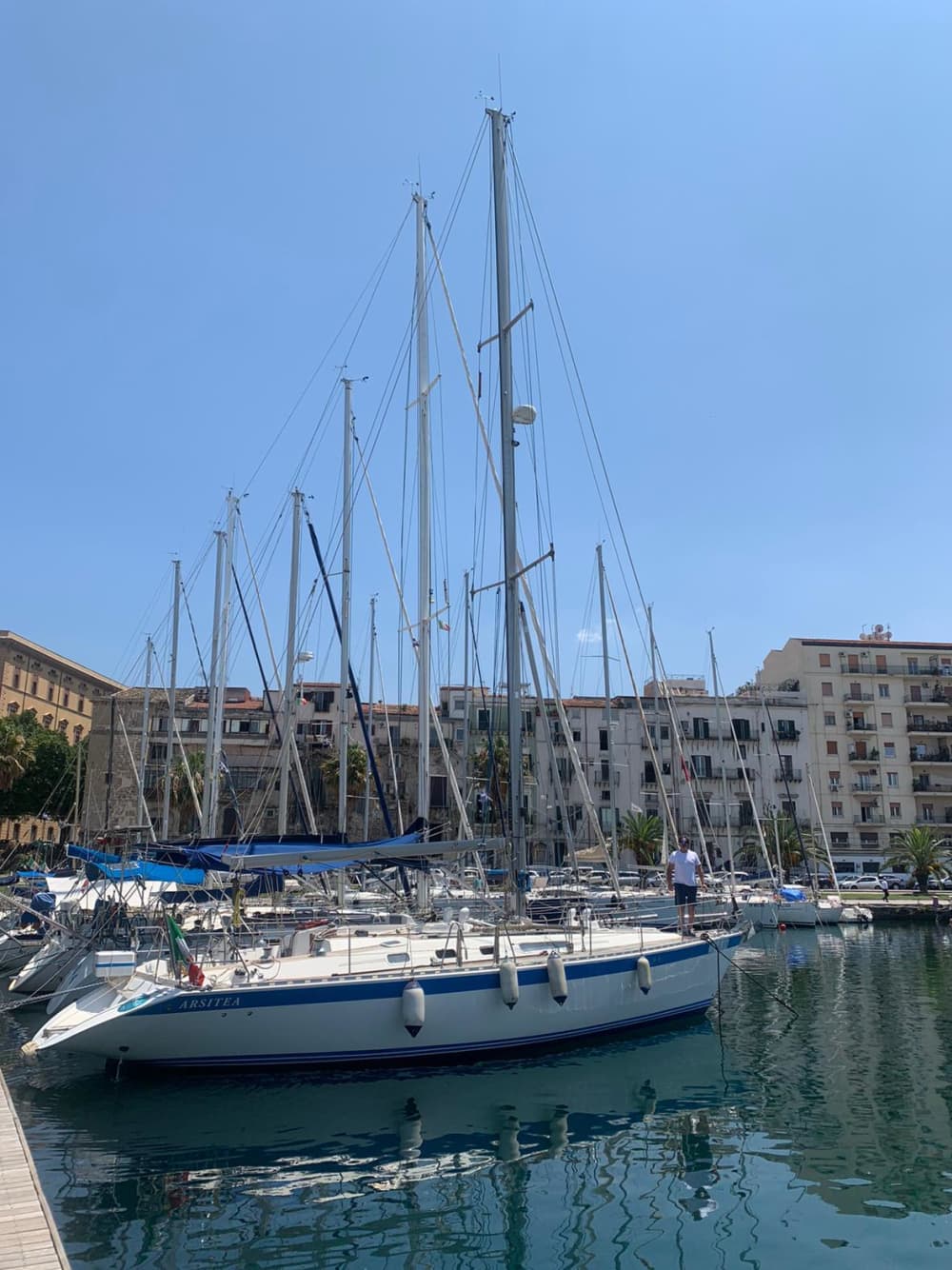 Een dagtocht zeilen in Palermo op een zeilboot.