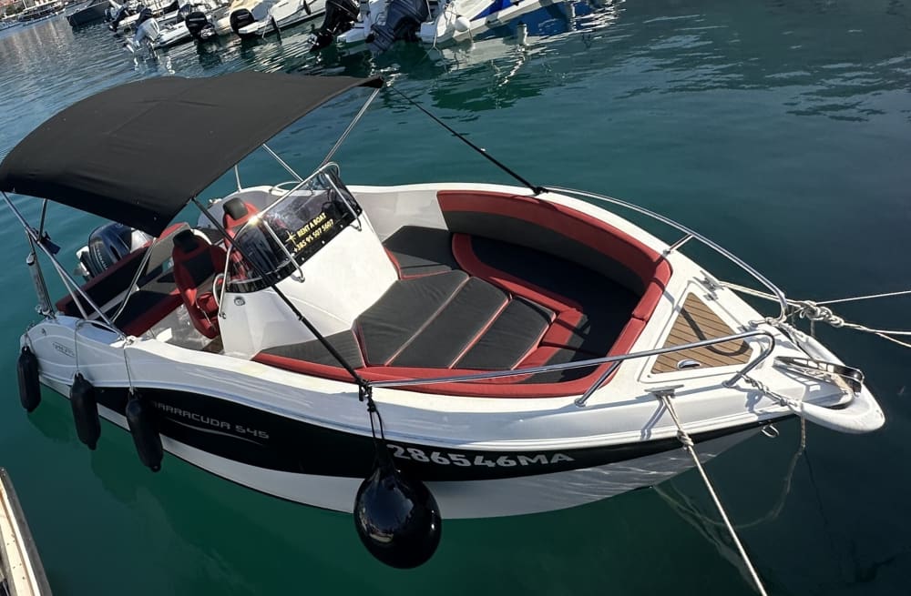 Explore the hidden bays of Makarska on a motorboat
