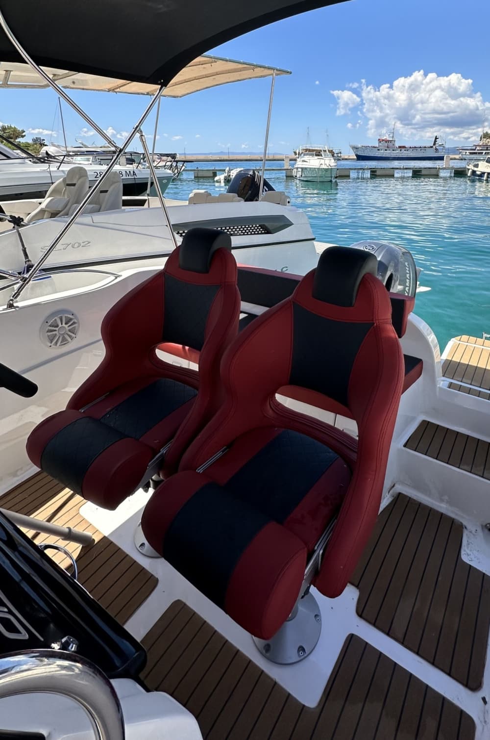 Explore the hidden bays of Makarska on a motorboat