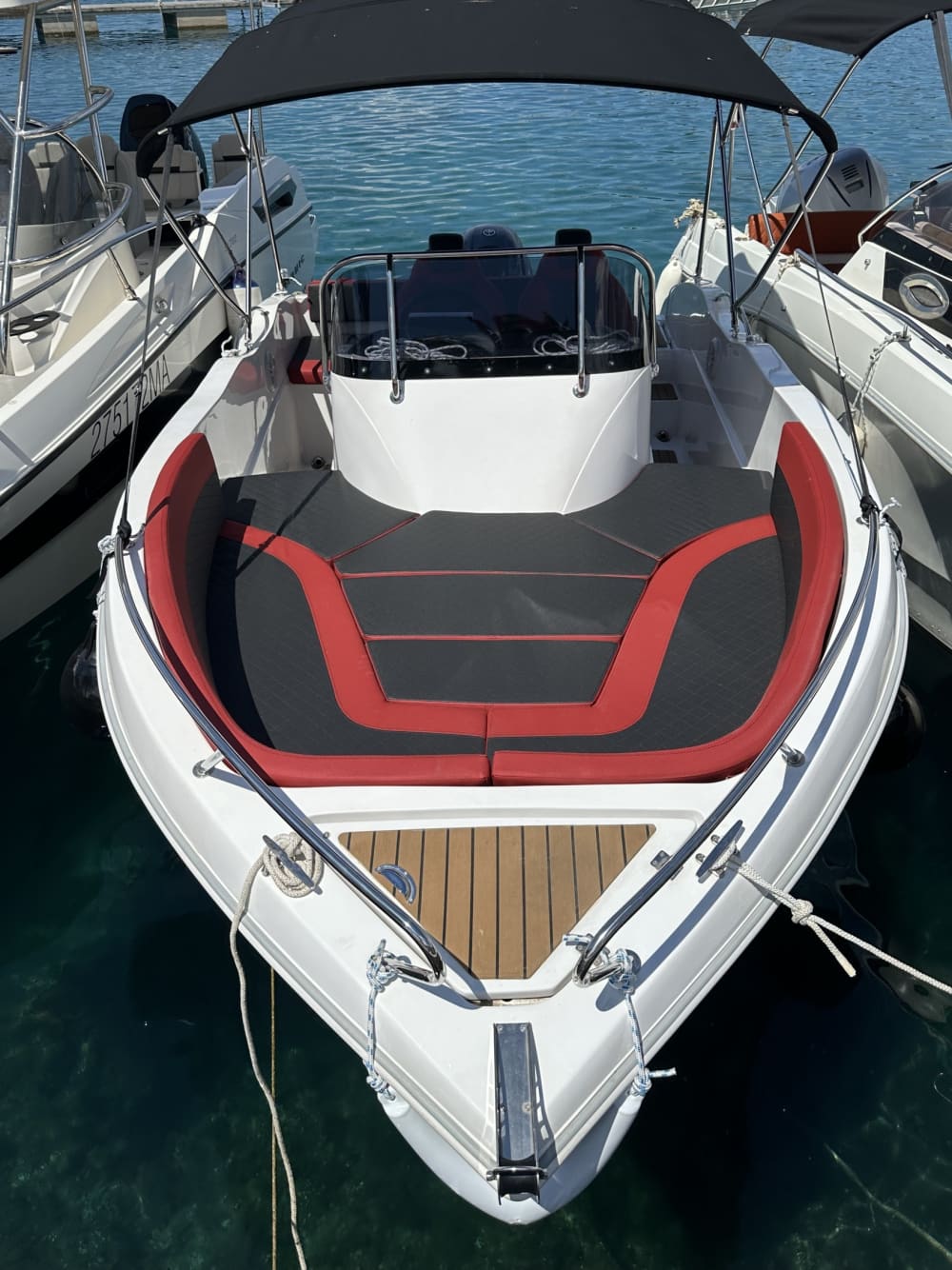 Explore the hidden bays of Makarska on a motorboat