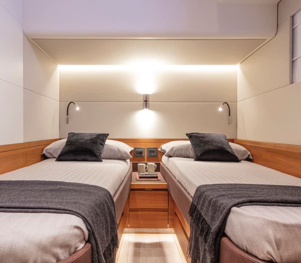 Luxury Yacht Experience – Grotta Azzurra & Faraglioni