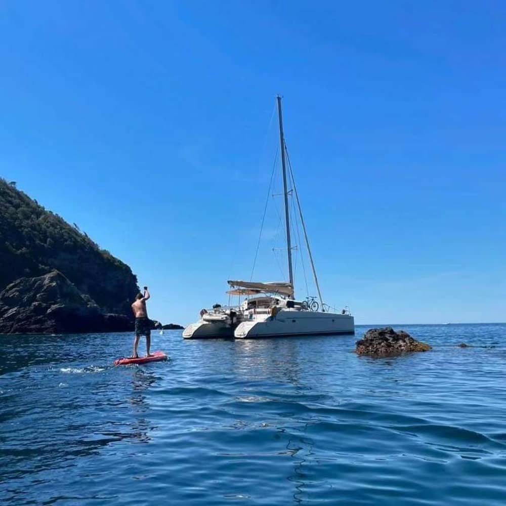 Explora Hyères i gaudeix d'un dia complet de navegació en catamarà