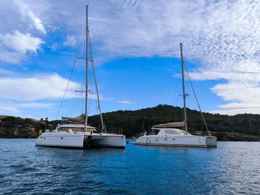 Explora Hyères y disfruta de un día completo de navegación en catamarán.