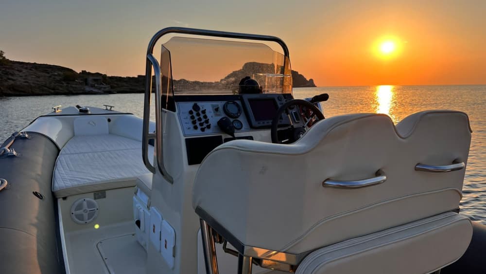 Su lancha motora privada para pasar un día alrededor de Syros.