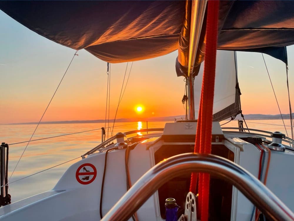 Vivi il sogno mediterraneo: gita in barca a vela lungo la costa di Sitges, da 2 a 4 ore e da 8 ore, verifica le tariffe.