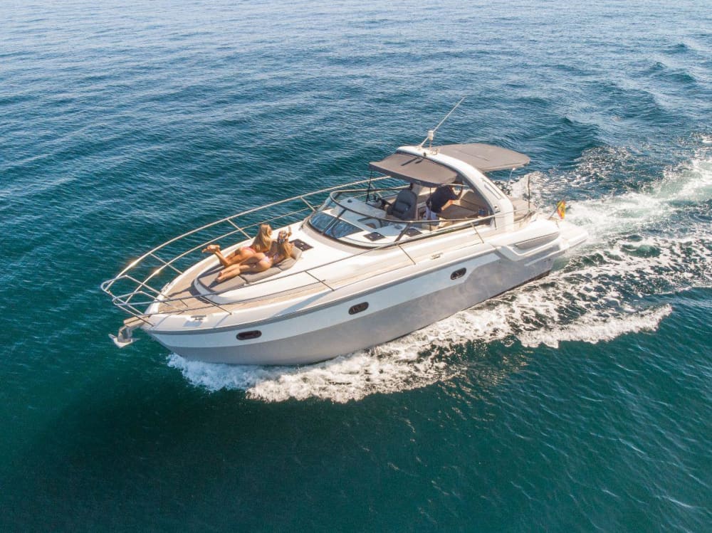 Njut av solen på en 9 timmar lång båttur i Gran Vía de la Manga